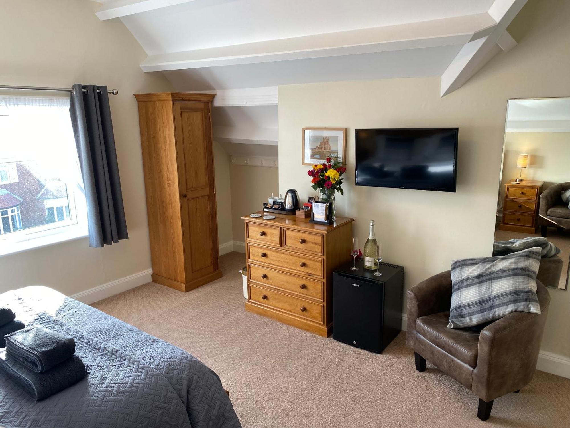 Hotel The Whalebone Arch Whitby Esterno foto