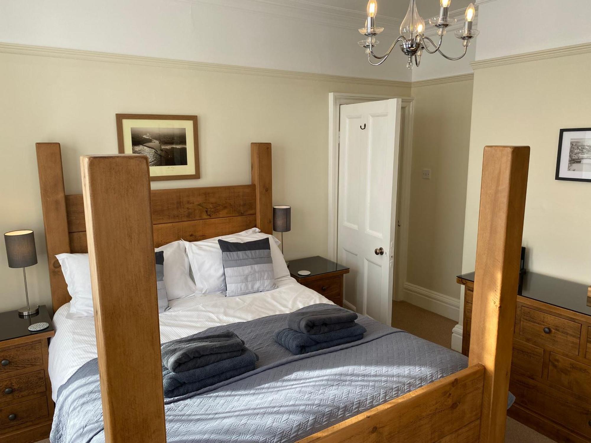 Hotel The Whalebone Arch Whitby Esterno foto